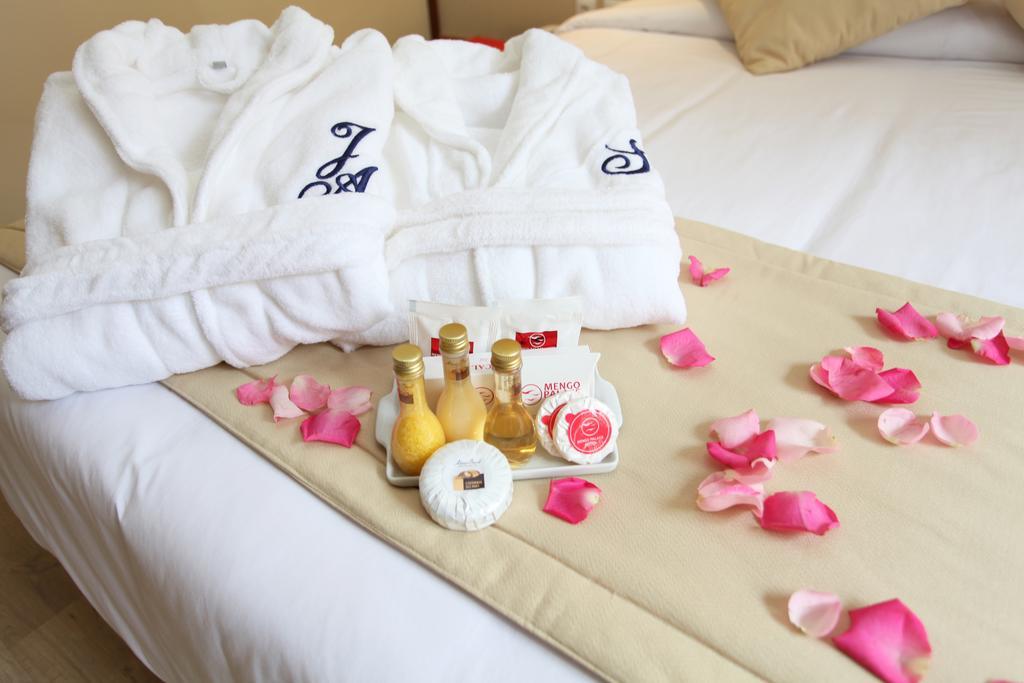 Double Suite with Bathtub